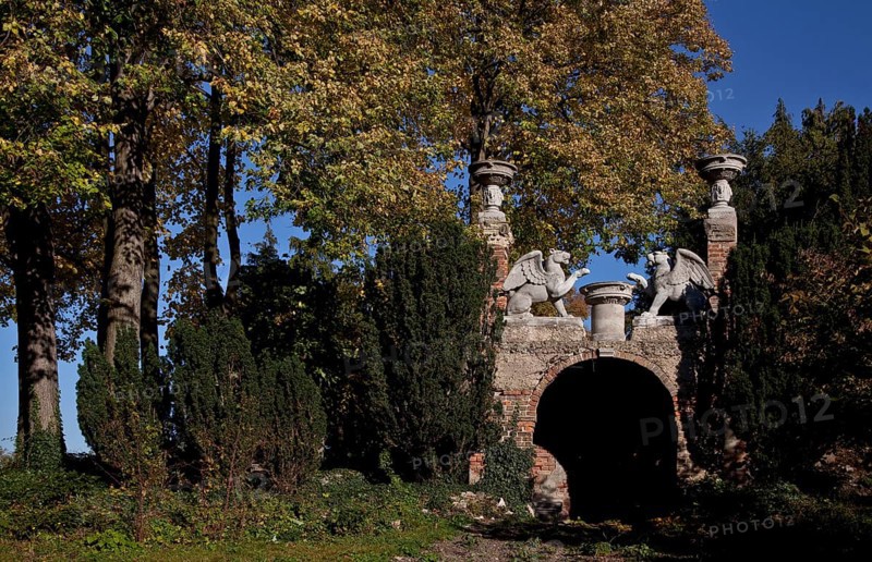 Main construction period 1907-1915 by Bernhard Sehring, viewing pulpit with shell-supporting pylons and sculptures of winged lions, valley side