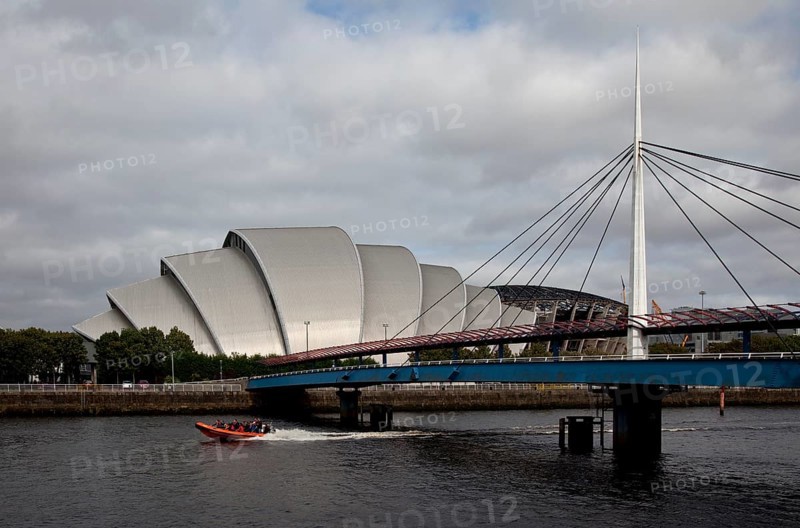 Glasgow Clyde Auditorium, concert hall, architect Sir Norman Foster, completed in 1998, called ARMADILLO (Armadillo), in front Bell's Bridge