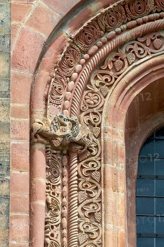 Speyer, Cathedral Church of St Mary and St Stephen, Speyer Cathedral, Imperial Cathedral, window in the south transept, fighting lions