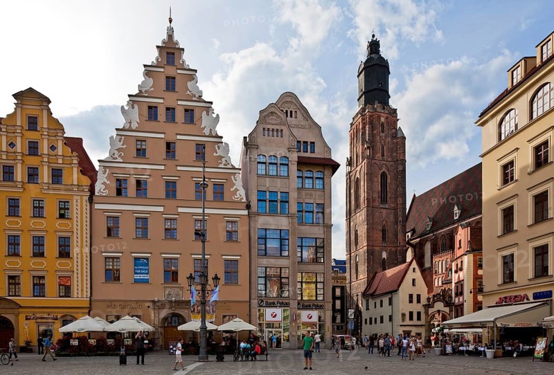 Left House UNTER DEN GREIFEN, figure decoration by Gerhard Hendrik 1587-89, centre Tower of Elisabeth Church, height 90 m