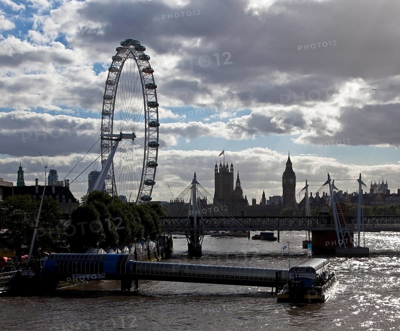 Left: LONDON EYE built 1999 height 135 m, centre: Houses of Parliament 1839-1888, front: Festival Pier
