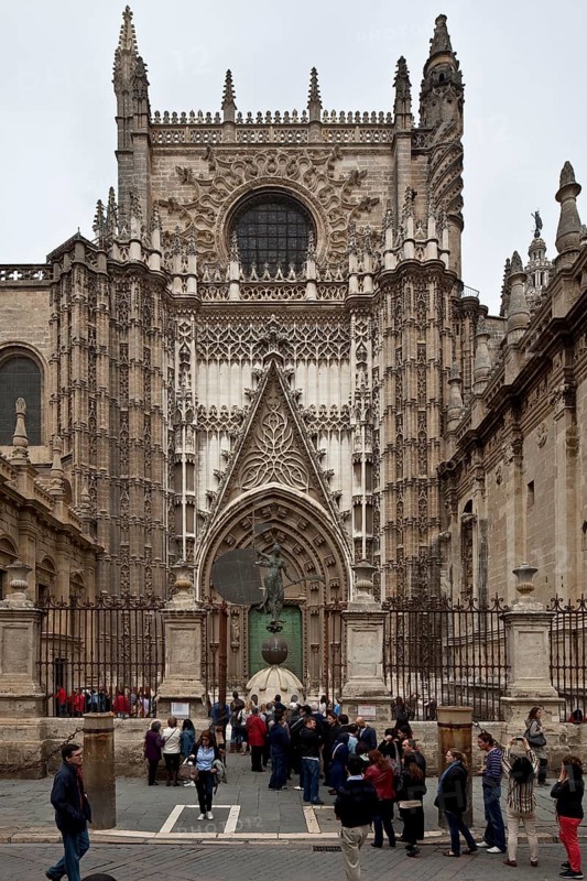 Seville, Cathedral. South portal in front of it Original of the bronze sculpture crowning the bell tower GIRALDA as a weather vane Sevilla, St., Sankt, Saint
