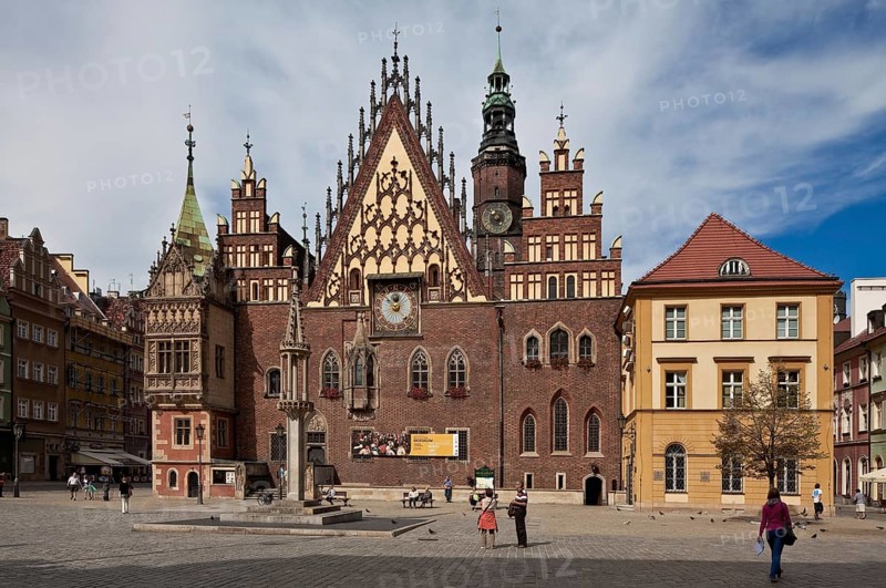 View from the east, tracery gable around 1500, astronomical clock 1580, Gothic oriel of the town hall chapel below, pillory on the left 1492