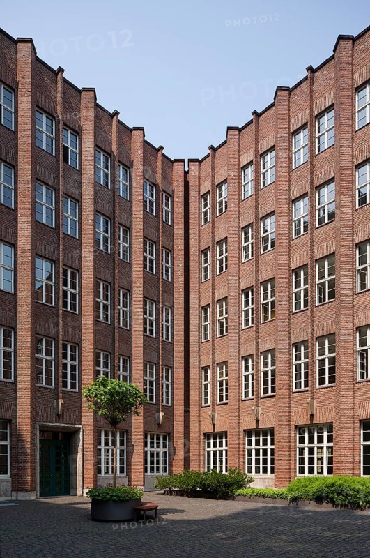 Built between 1922 and 1924 according to plans by Paul Bonatz in the materials and forms of Brick Expressionism, inner courtyard
