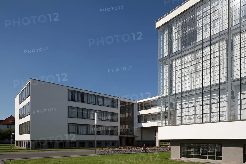 Dessau, Bauhaus, view from the south, north wing, administration bridge and on the right the workshop wing with column-free corner of the building