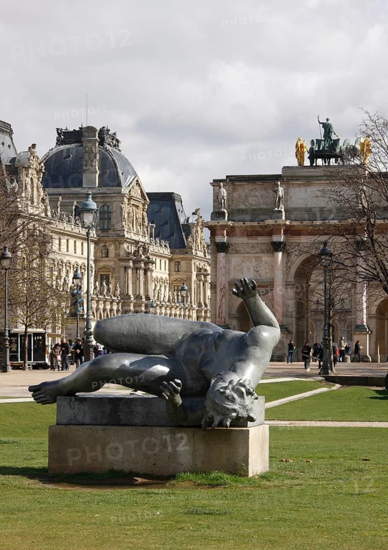 Arc de Triomphe du Carrousel and inner courtyard of the Louvre, sculpture by Maillol in the foreground