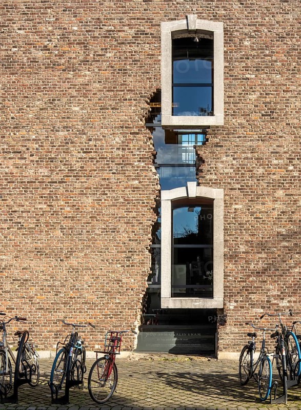 Maastricht, Oude Minderbroedersklooster, Franciscan monastery, today: Sociaal Historisch Centrum voor Limburg, brick wall with bluestone window reveals, postmodern gag
