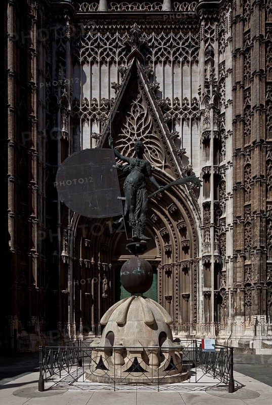 Seville, Cathedral. South portal in front of it Original of the bronze sculpture crowning the bell tower GIRALDA as a weather vane Sevilla, St., Sankt, Saint