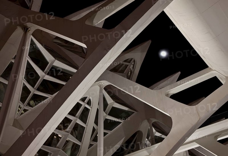 City of Arts and Sciences (cat./val. Ciutat de les Arts i de les Ciències), MUSEO DE LAS CIENCIAS, decorative concrete structure illuminated at night