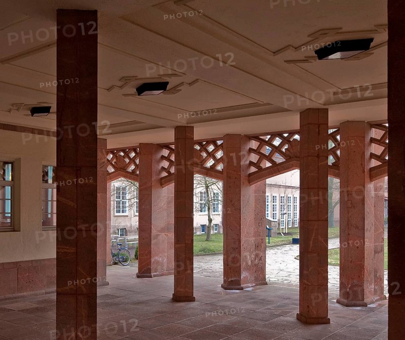 Built in 1925-29, pillared hall in the main building with diagonally placed pillars, view into the western courtyard of honour