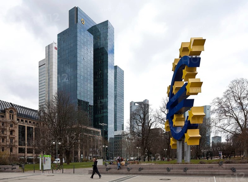 Frankfurt M Bank Tower GALLILEO built 2000-03 by Novotny Mähner Associates 136 m high today's main user Commerzbank, on the right large sculpture of the EURO symbol