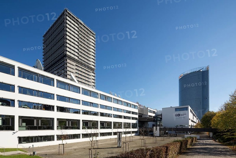 Schürmann-Bau, headquarters of the broadcaster Deutsche Welle, behind it the former parliamentary tower Langer Eugen and Posttower