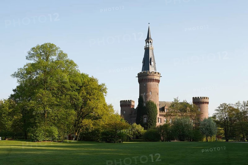 Moyland, castle park in spring
