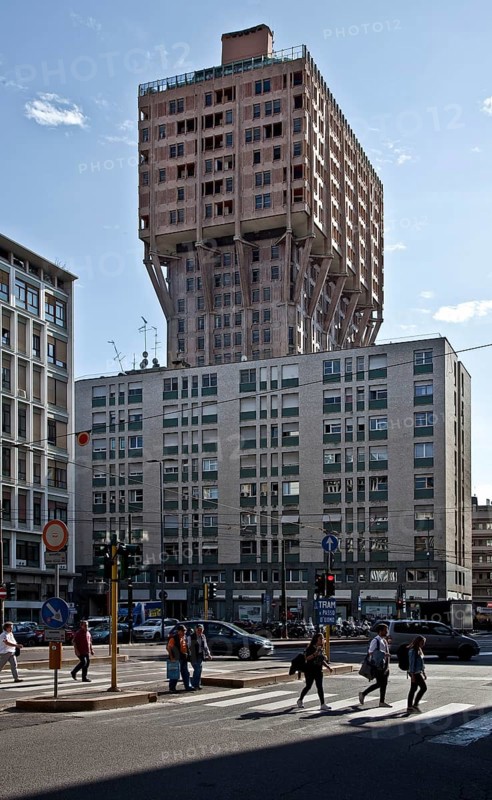 1956-58 by BBPR Architekten, basement floors offices, projecting upper floors flats, height 106 m, Gian Luigi Banfi (1910 - 1945), Lodovico Barbiano di Belgiojoso (1909 - 2004), Enrico Peressutti (1908 - 1976), Ernesto Nathan Rogers (1909 - 1969)