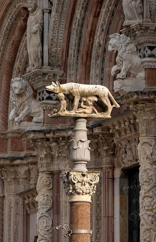 Siena, Duomo Santa Maria, Cathedral Square, detail of the west façade with the Sienese she-wolf in front of it, sculptures on the façade by Giovanni Pisano