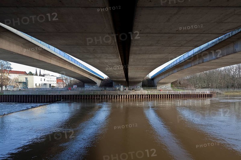 Halle an der Saale, prestressed concrete bridge in the course of the B 80 over the Saale, connection between the city centre and Halle-Neustadt, built around 1970, span 73, 5 m, soffit