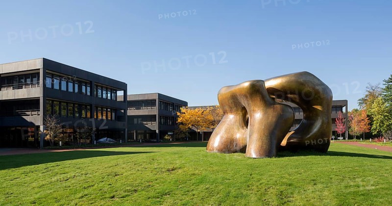 Federal Chancellery building, 1976 to 1999 seat of the Federal Chancellery, architect: Federal Building Directorate with planning group Manfred Adams, Günther Hornschuh, Peter Türler, Georg Pollich (later planning group Stieldorf), sculpture Large Two Forms by Henry Moore