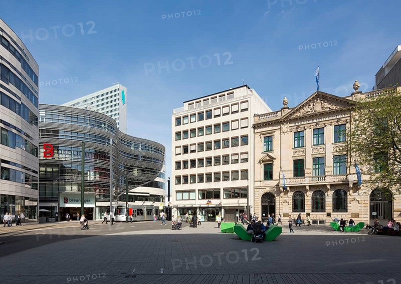 University building on Schadowplatz, former Niederrheinische Bank building, on the left the Kö-Bogen by Libeskind