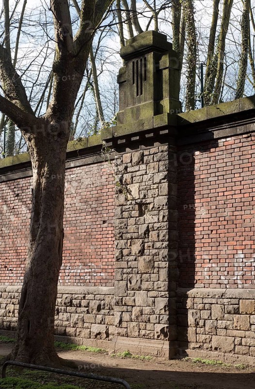 Krefeld, Südbahnhof on Saumstraße, parapet pillar on the railway embankment
