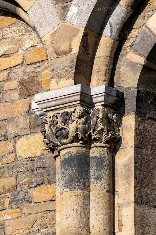 Maastricht, Basilica of Our Lady, Basiliek van Onze-Lieve-Vrouw-Tenhemelopneming, capitals on the outside of the choir