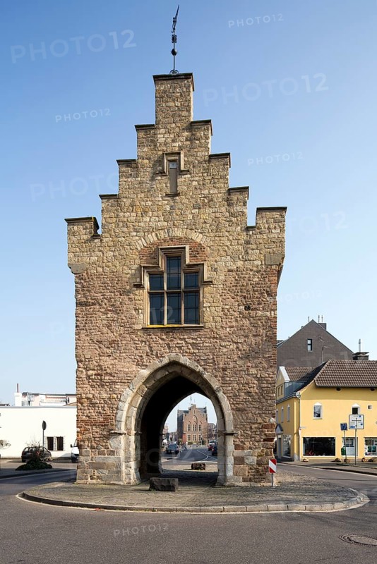 Field side, restored in 1862 according to plans by the Cologne cathedral master builder Zwirner and remodelled in neo-Gothic style, with the town hall in the background