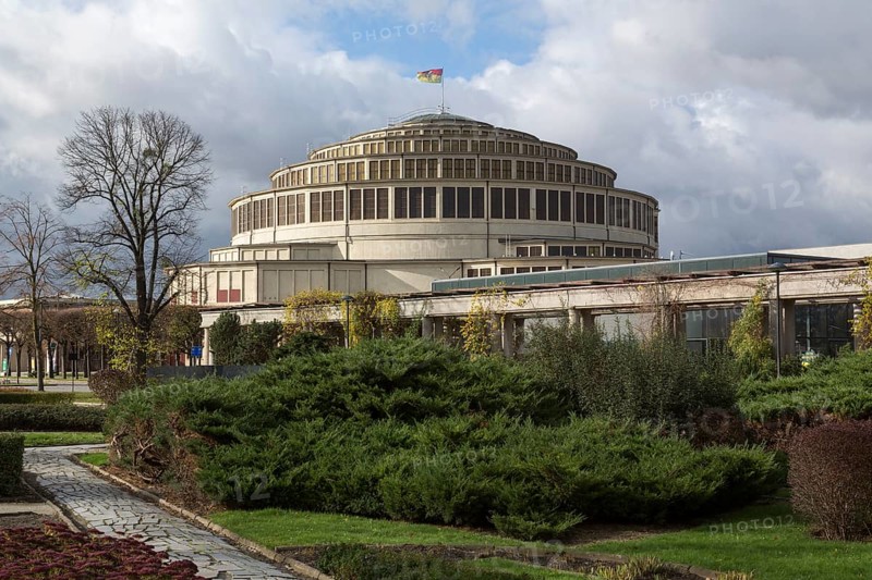 Hala Stulecia, (Hala Ludowa, Engl. People's Hall) built 1911-1913 by Max Berg, overall planning of the site by Hans Poelzig, on the right pergola by Poelzig