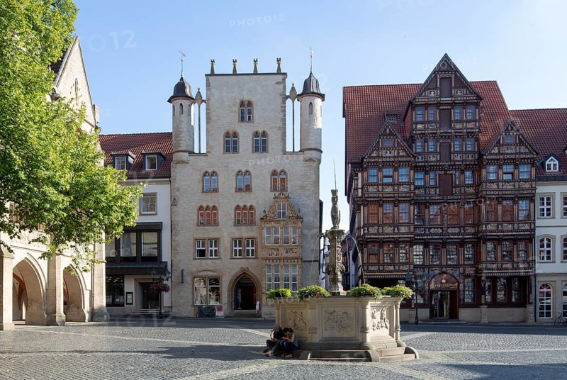 Hildesheim, market square with Tempelhaus and Wedekindhaus, in front of it the Rolandbrunnen fountain