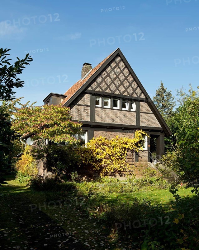 Built around 1933 by Friedrich Kühnen, student of Karl Buschhüter, south side, Dürr house, gable facing the street