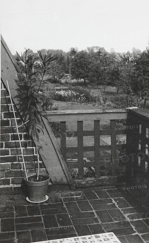 Steinert House, built in 1929 by Hans Poelzig, photo taken in front of 1961, balcony with view of the garden
