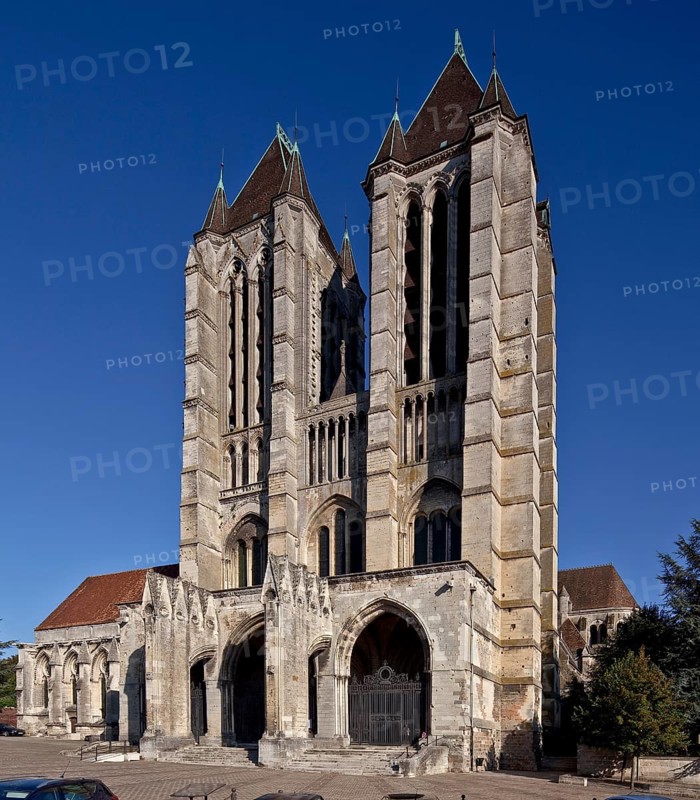 Built 1145-1235, view from south-west with the south tower on the right in 1220 and the north tower in the 14th century, 13th century porch with 14th century buttresses, St., Sankt, Saint