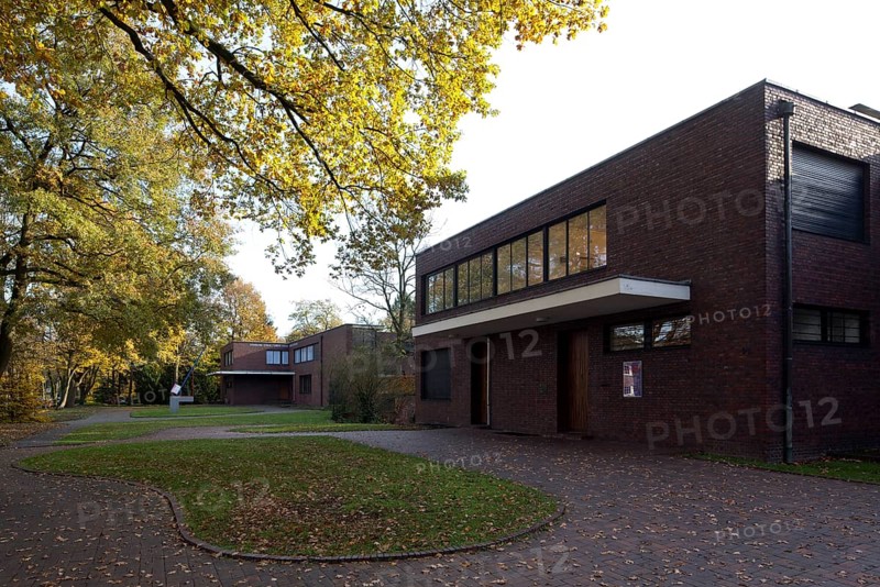 Built between 1928 and 1930 by Ludwig Mies van der Rohe as a residential building, street side