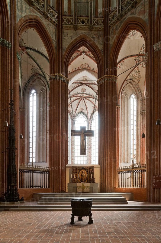 Choir with baptismal font, cross by Gerhard Marcks and Swante retable, St., Sankt, Saint