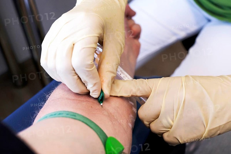 Blood collection in hospital, blood donation, blood donor, donate blood, blood values, health check, doctor's surgery, laboratory test, cholesterol, cannula