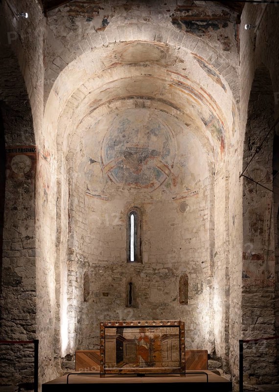 Taüll, Sant Climent, view into the choir apse. Condition after removal of the frescoes