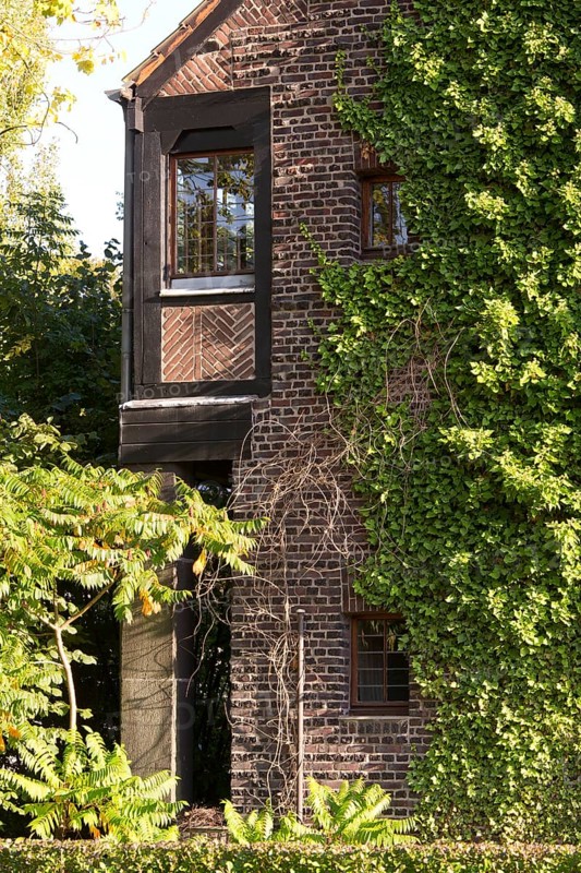 Residence for Heinrich Campendonck, built by Karl Buschhüter in 1922, north side, detail of cantilevered upper floor and natural stone pillars