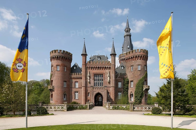 Moyland, castle park in spring