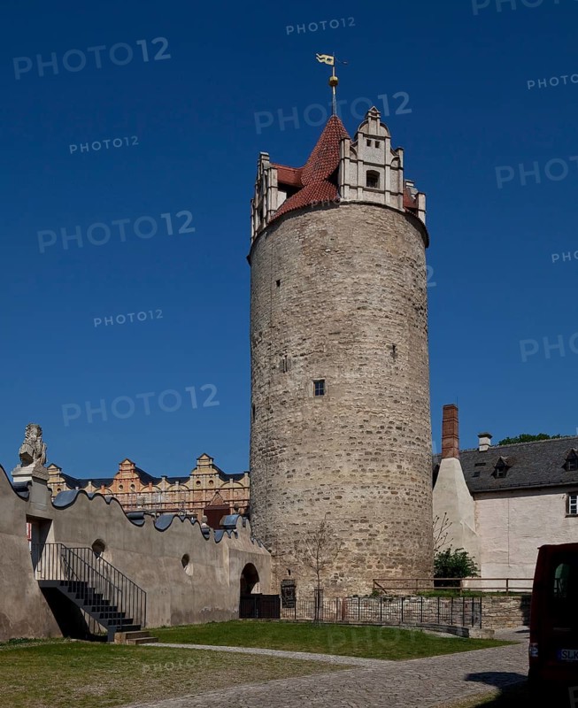 Keep from the south, so-called owl mirror tower from the late 12th century with Renaissance core, Victor Amadeus Building with chimney on the right, eastern castle courtyard wall from 1682 on the left, Long House above it
