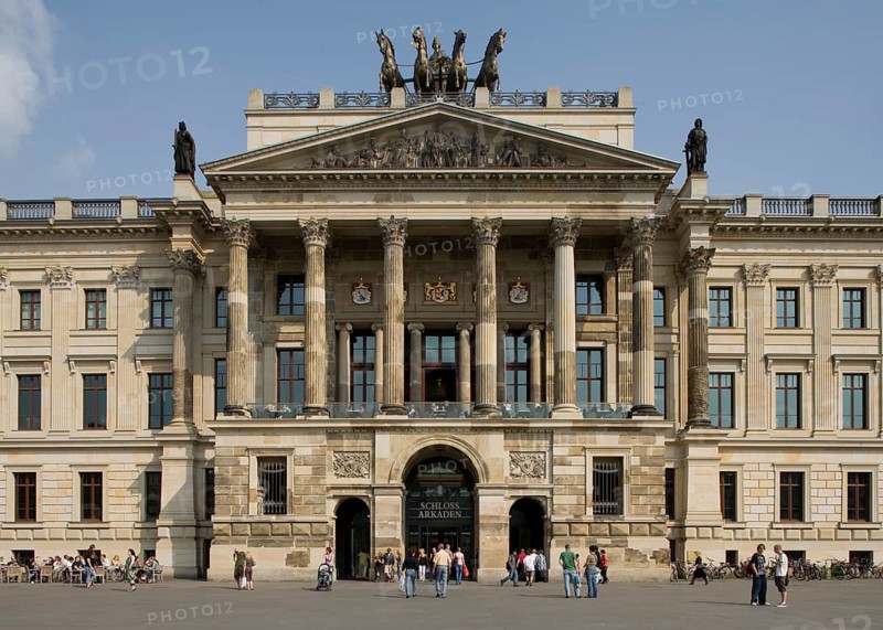 Braunschweig castle facade copy 2005-07 middle section v W. shopping centre. Castle arcades