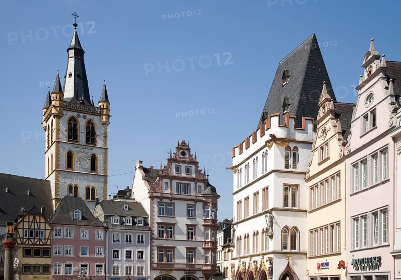 Hauptmarkt 14 on the right, so-called Steipe, around 1430, in the centre: Hauptmarkt 13: upper middle-class four-storey corner residential and commercial building, sandstone-integrated neo-Renaissance building, 1898, architects Wieselsberger & Müller, Würzburg, behind it the tower of the market church of St. Gangolf, between 1284 and 1344, St., Sankt, Saint