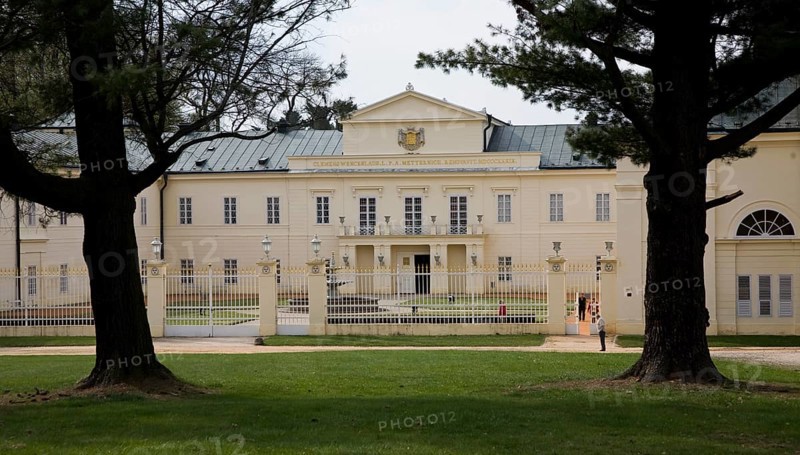 Czech Rep Lázne Kynzvart/Königswart Metternich Castle View of the main wing. The first castle, built in 1623, soon fell into disrepair. Count Philipp Emmerich rebuilt the dilapidated castle into a Baroque palace from 1681 - 1691 and the Austrian chancellor W. L. Metternich had it remodelled into an Empire palace by the master builder Pietro de Nobile from 1821 - 1836