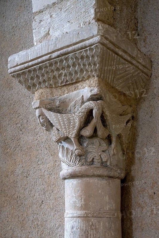 Plaimpied-Givaudins, Saint-Martin church from 1080, capital with two pelicans with intertwined necks