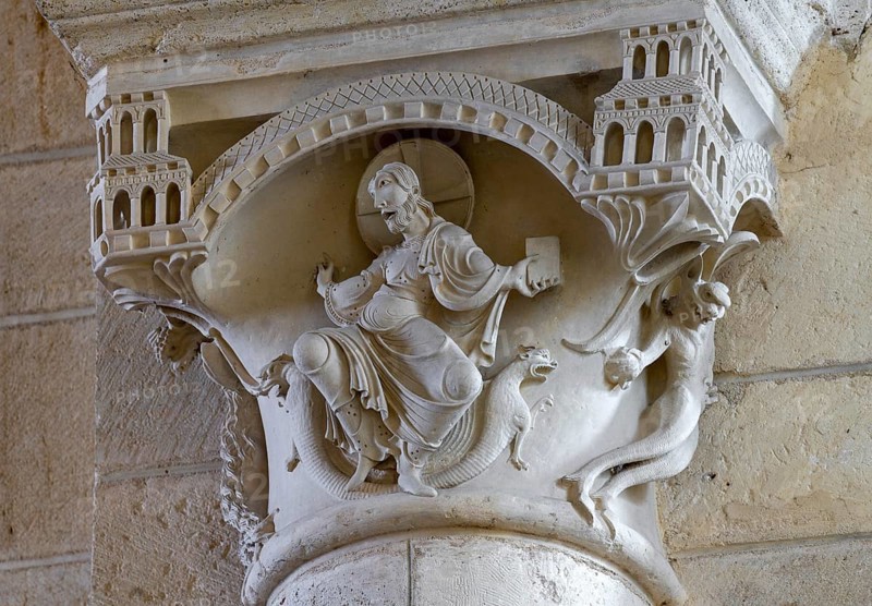 Plaimpied-Givaudins, Church of Saint-Martin from 1080, capital with the Temptation of Christ, Master of Plaimpied