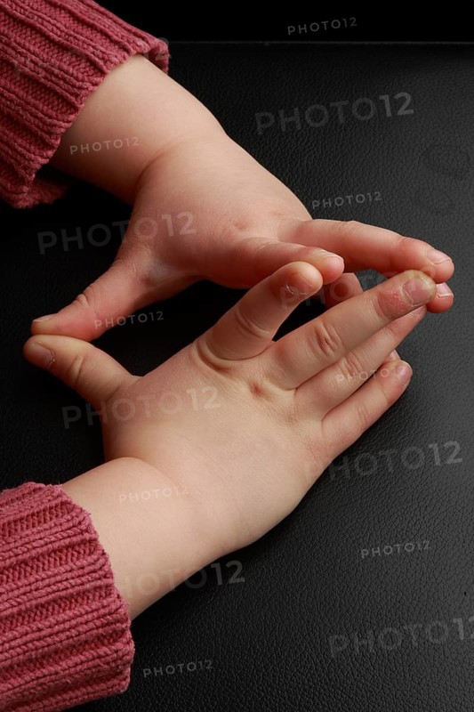 Hand of a child, 5 fingers, 5 fingers, thumb, palm, hands, fingertips, finger-tip, finger-nails, finger games, fingering-exercise, playing with hands, tactile, middle finger, ring finger, little finger