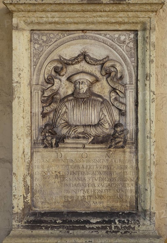 Epitaph of the Bavarian historian Aventinus (+1534) in the front garden, St., Sankt, Saint
