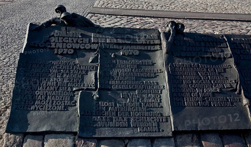 Monument to the Fallen Shipyard Workers, multilingual sculptural bronze plaques from 1980 commemorating the strikers who fell in 1970