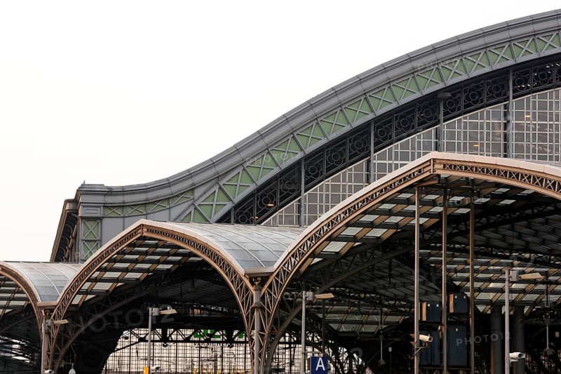 Platform concourse from 1894, in front of it modern platform roofing by Busmann & Haberer