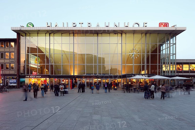 New entrance hall by architects Schmitt and Schneider from 1957 with its shell-shaped roof construction at dusk