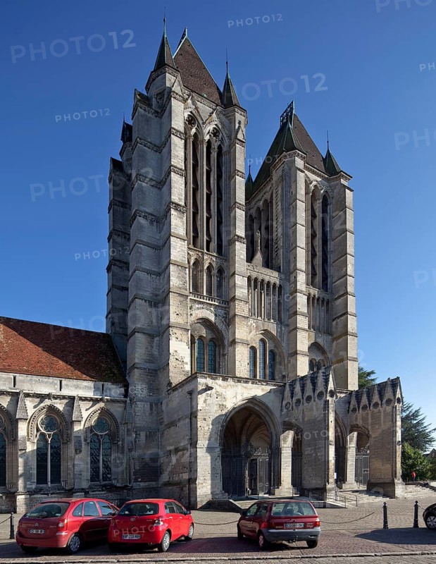 Built 1145-1235, view from south-west with the south tower on the right in 1220 and the north tower in the 14th century, 13th century porch with 14th century buttresses, chapter house on the left, St., Sankt, Saint