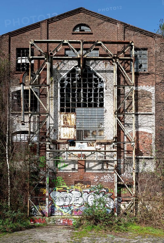 Krefeld, Ürdingen, Rheinwerft, former warehouse building, dilapidated façade facing the Rhine