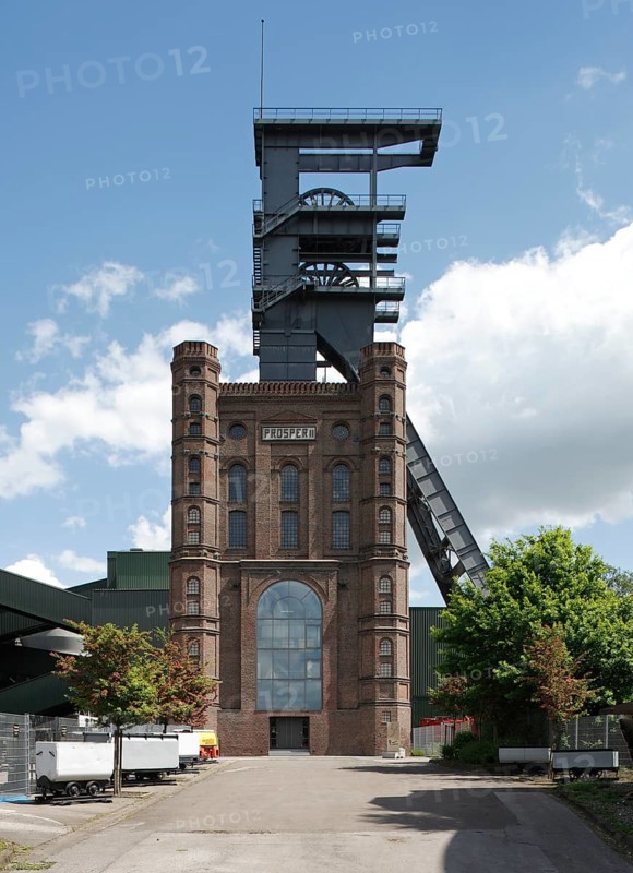 Combination of Malakow tower and headframe
